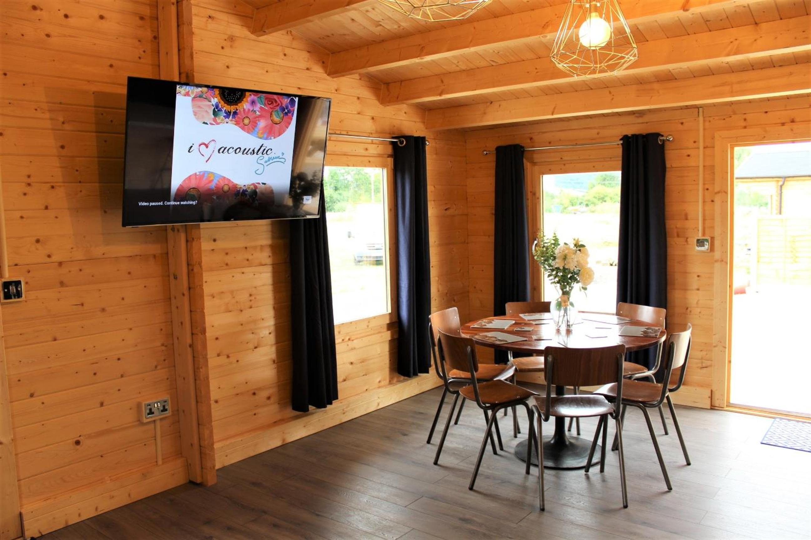 Inviting 3-Bedroom Lodge in Ashton Under Hill view 3