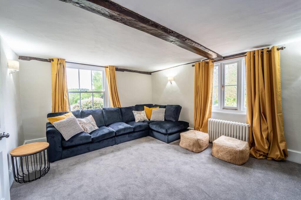 Large 5-Bedroom Farmhouse Sleeps 10 with Parking and Wifi view 4