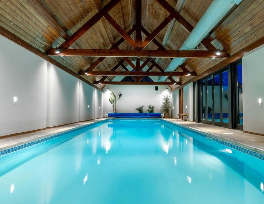 Large 5-Bedroom Farmhouse Sleeps 10 with Parking and Wifi view 2