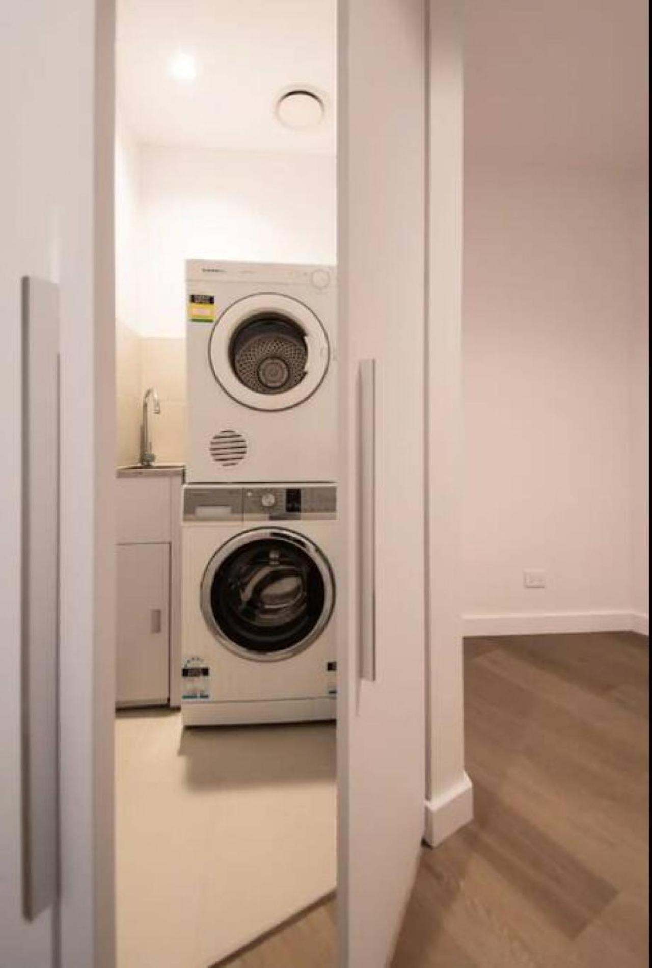 65D Modern 2BR Apt nr Yarra river, Free Parking