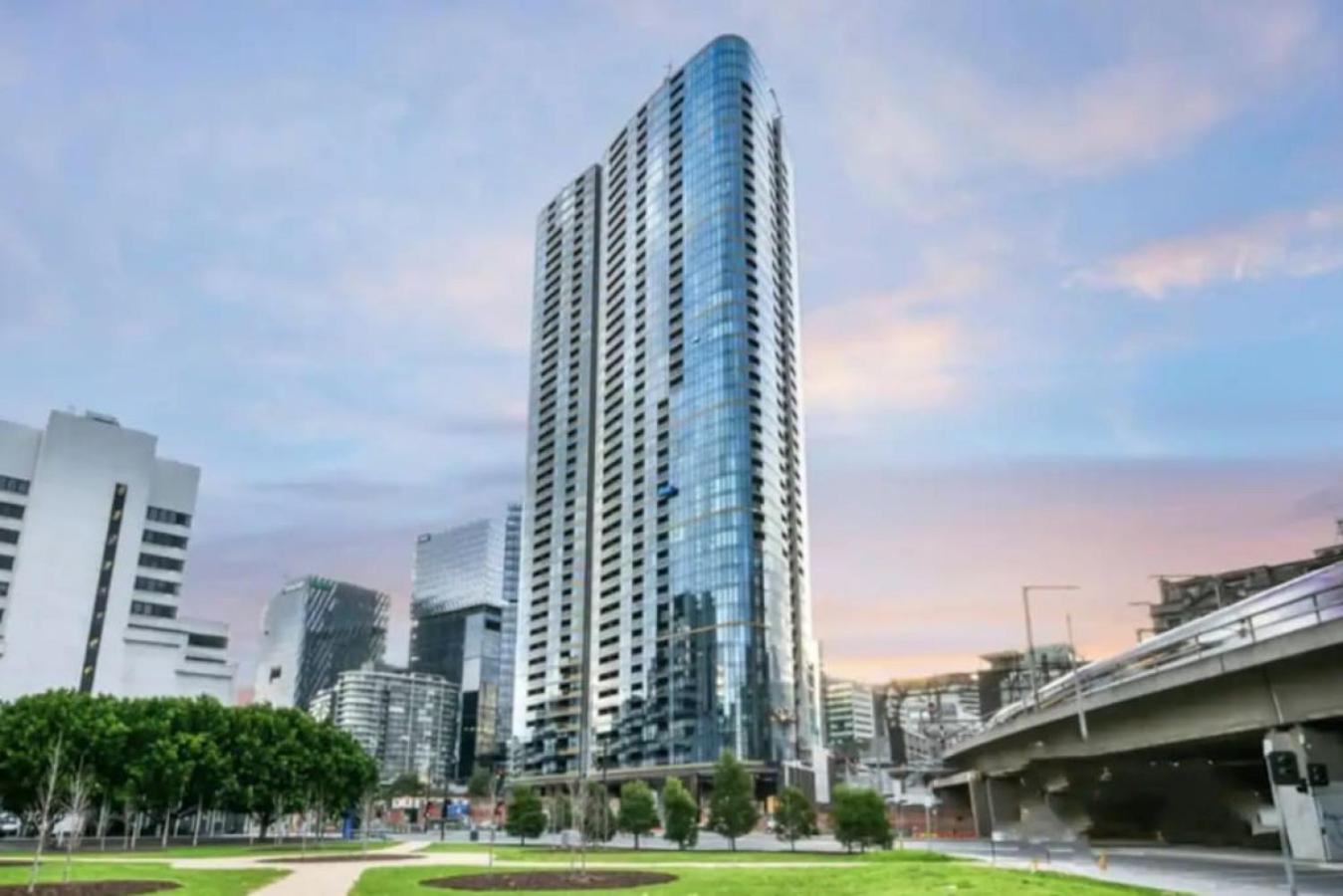 65D Modern 2BR Apt nr Yarra river, Free Parking