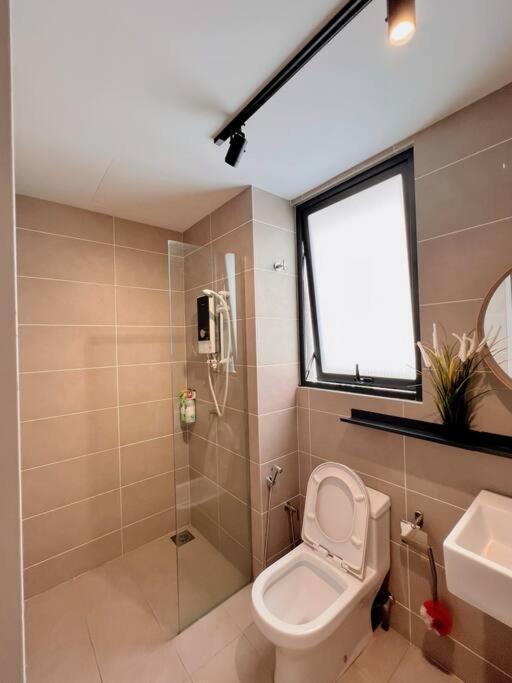 Studio Staycation D'Sara @ Linked MRT, Near Thomson Hospital & Sungai Buloh Hospital