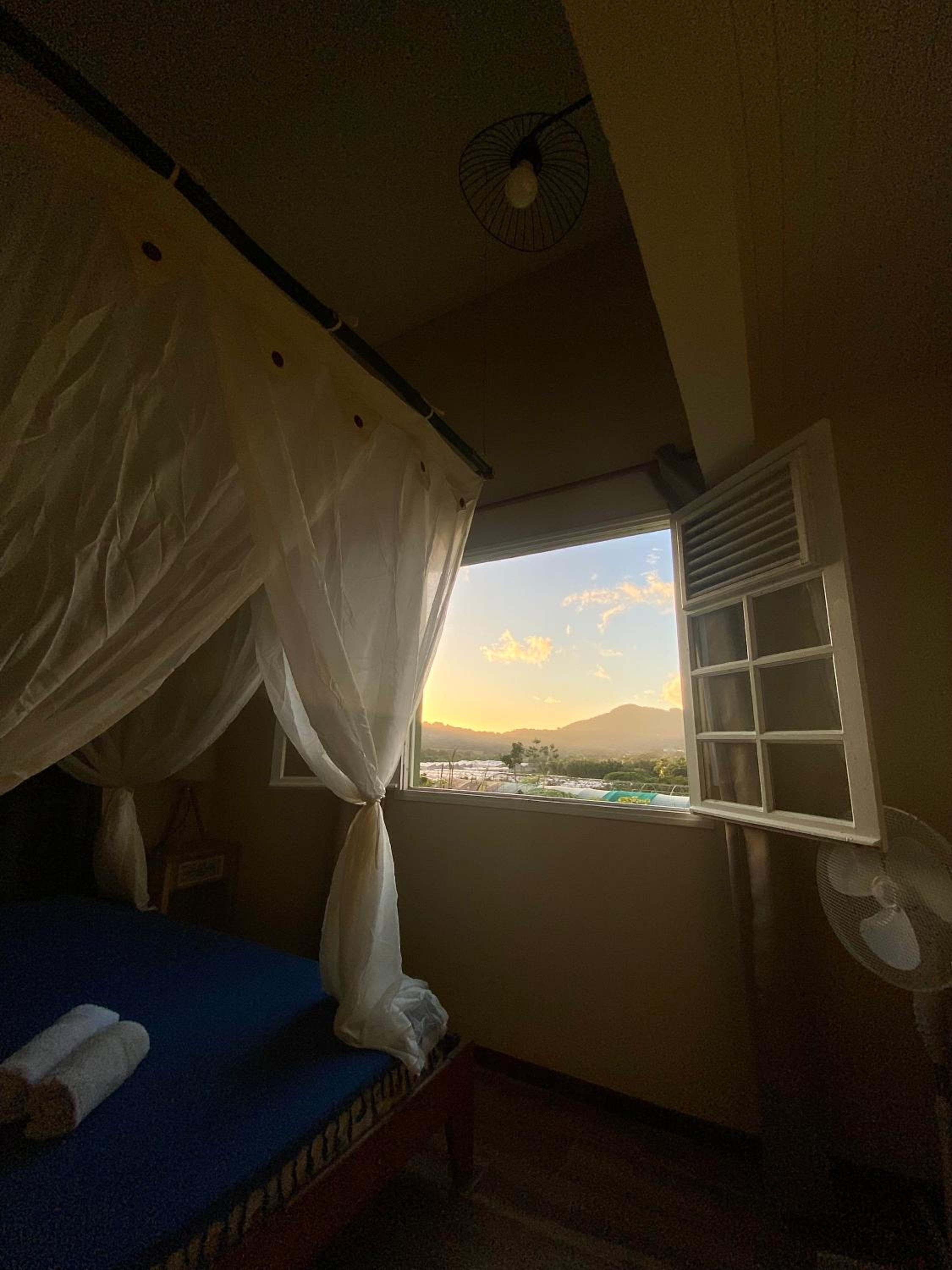 Chambre et SDB privative Ylang Ylang vue Mont Pelée dans maison partagée view 2