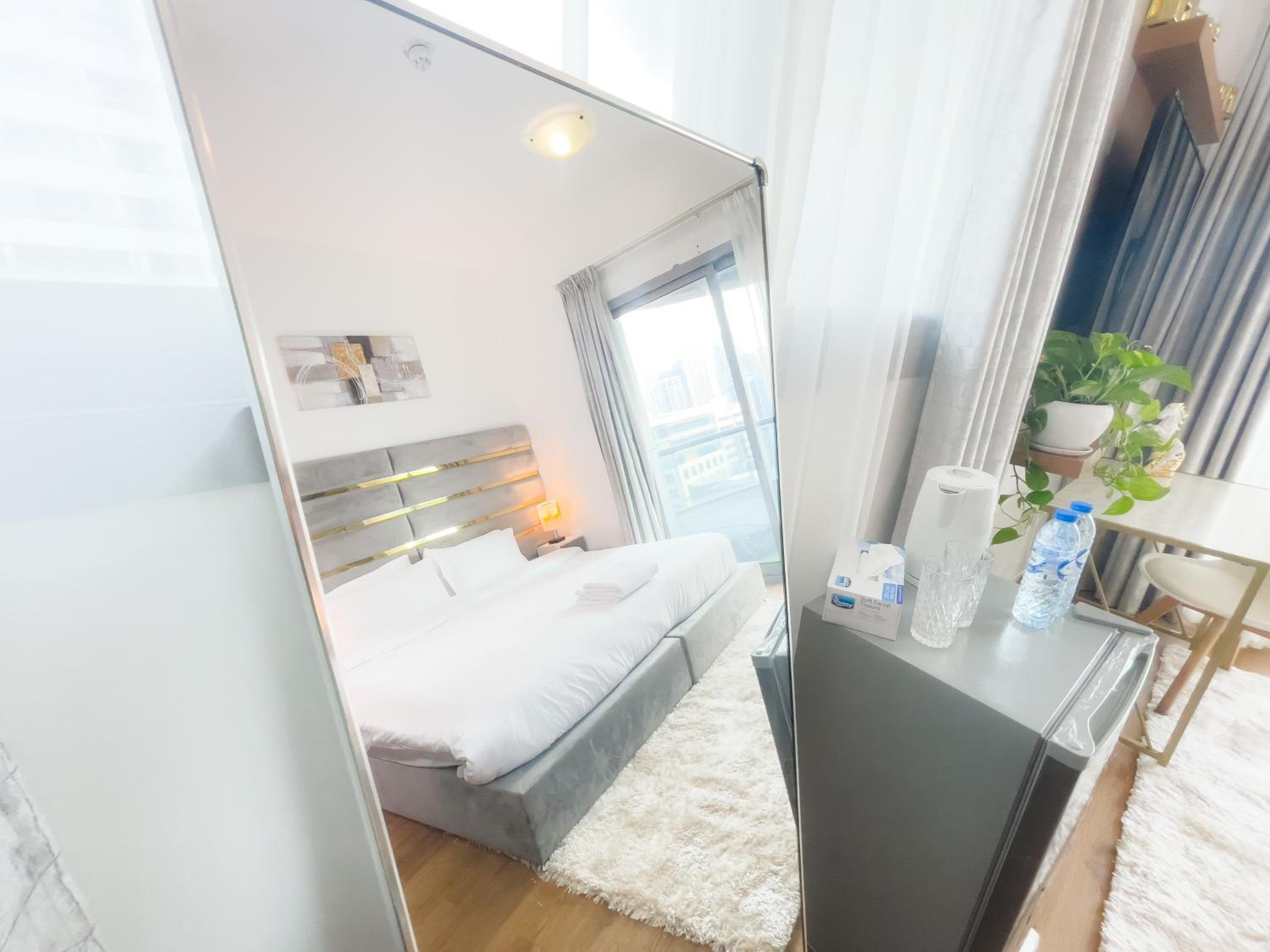 Luxury Room with Marina view close to JBR Beach and Metro with Shared Kitchen