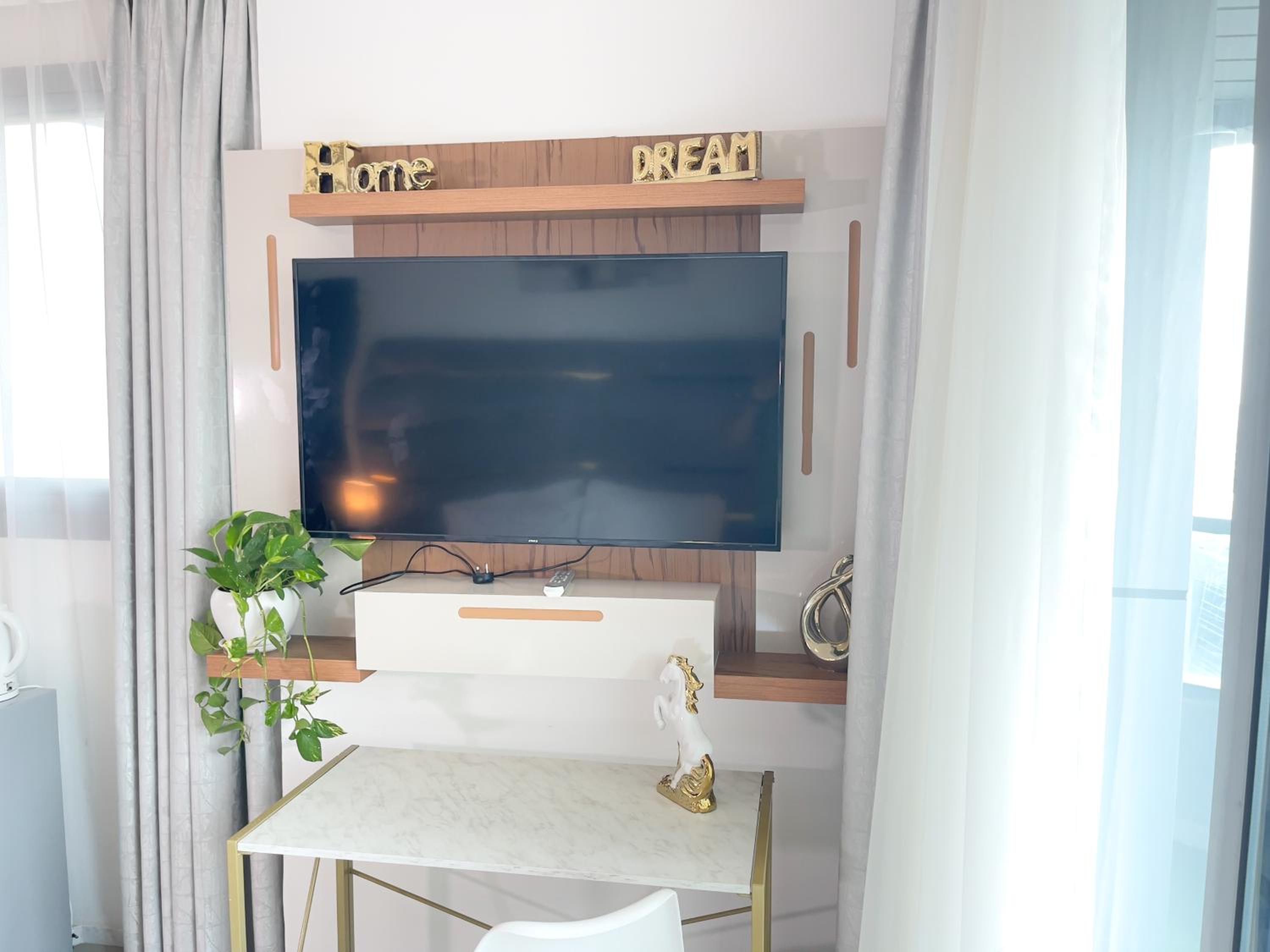 Luxury Room with Marina view close to JBR Beach and Metro with Shared Kitchen
