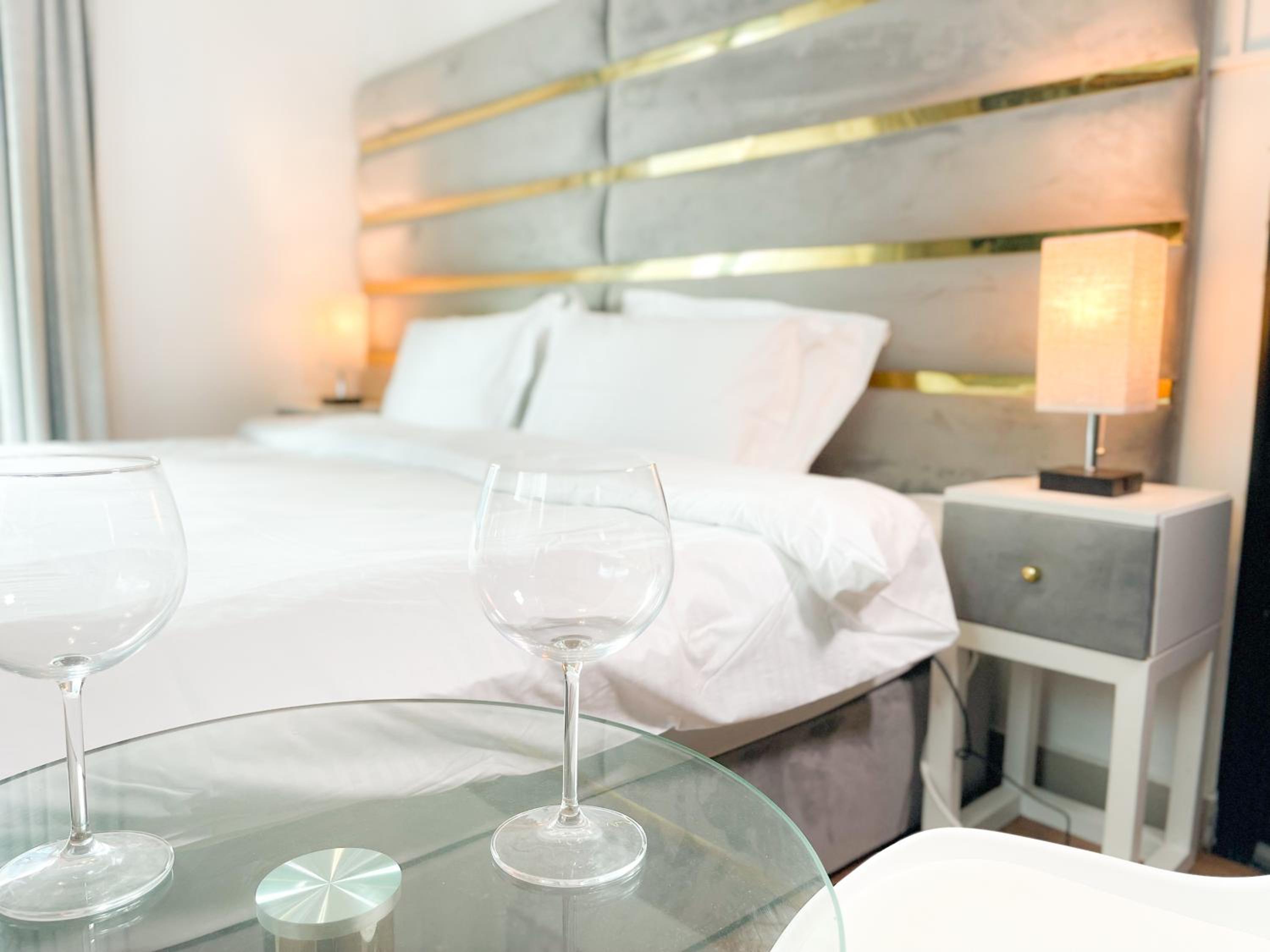 Luxury Room with Marina view close to JBR Beach and Metro with Shared Kitchen