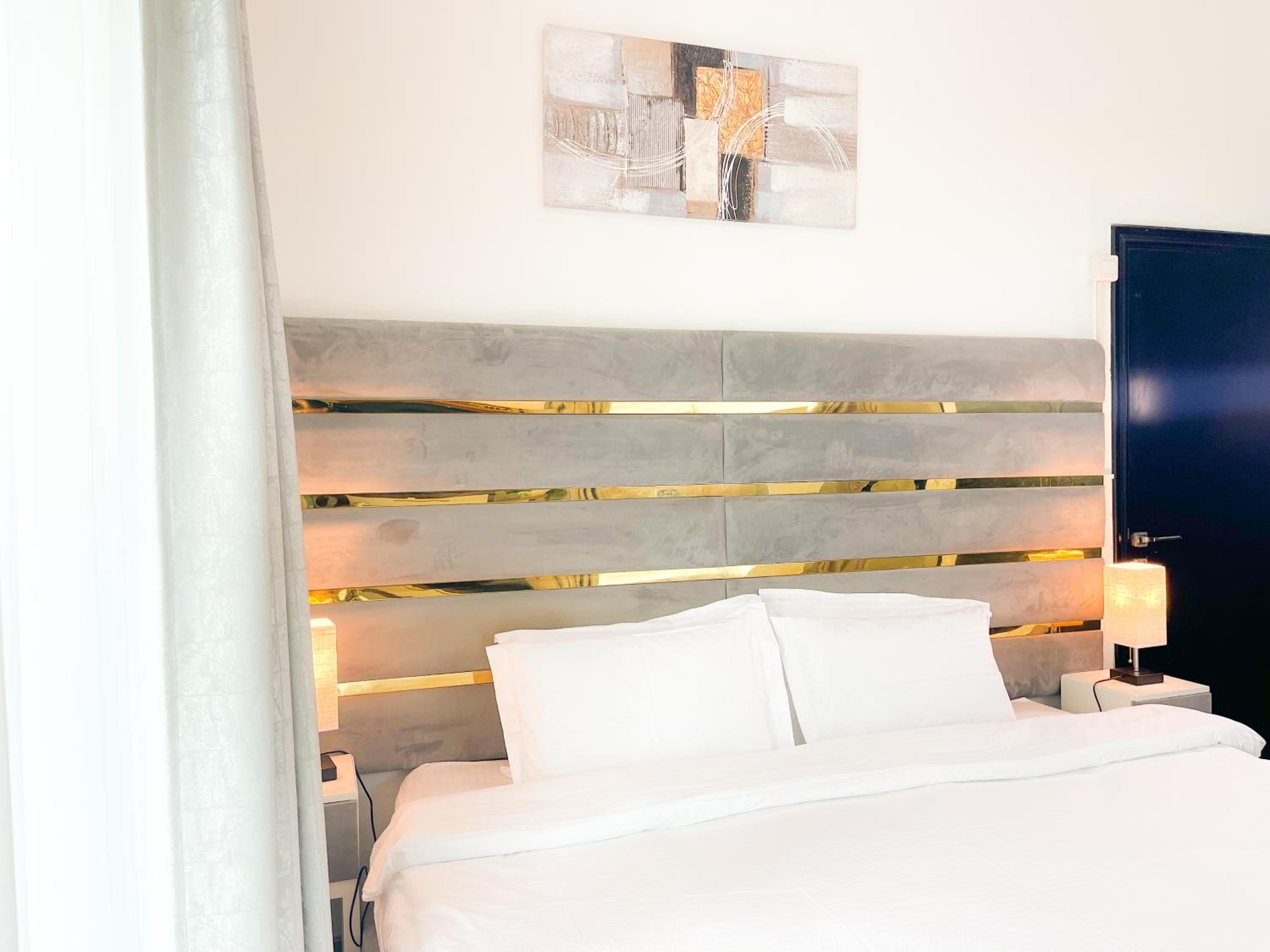 Luxury Room with Marina view close to JBR Beach and Metro with Shared Kitchen
