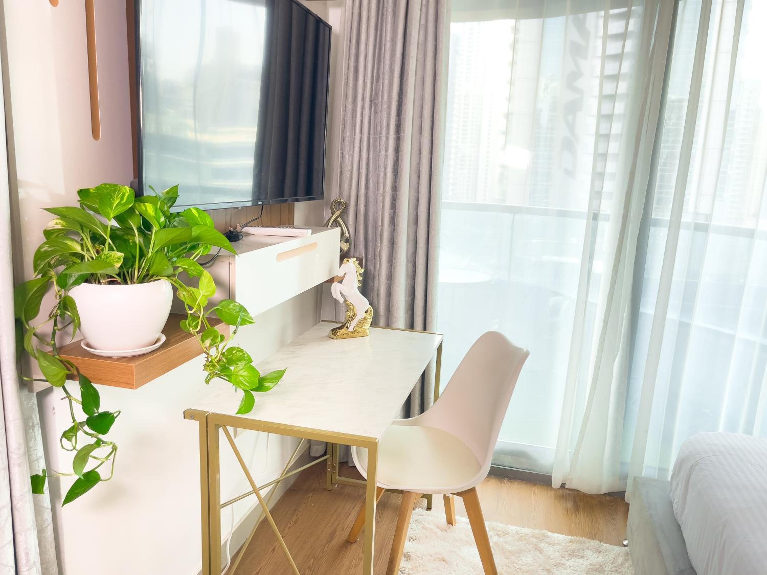 Luxury Room with Marina view close to JBR Beach and Metro with Shared Kitchen