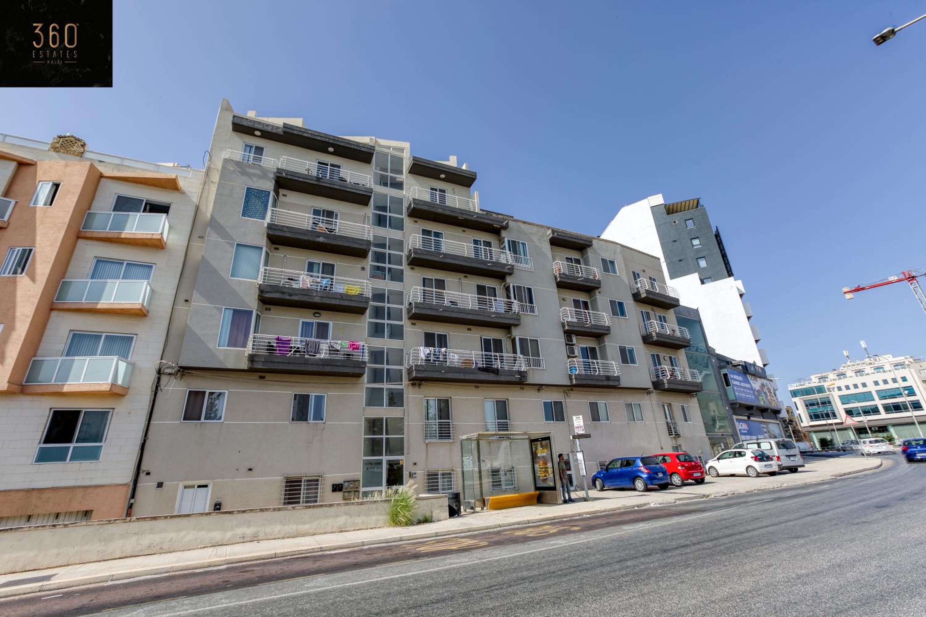 Spacious, 1BR duplex off UNI/Hospital with WIFI by 360 Estates view 5