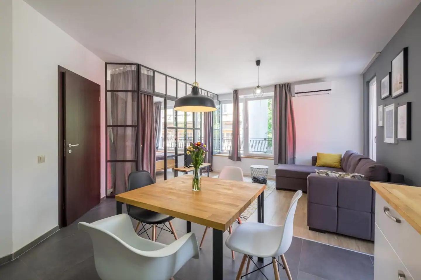 Industrial Look Apartment Top Centre + Free Parking