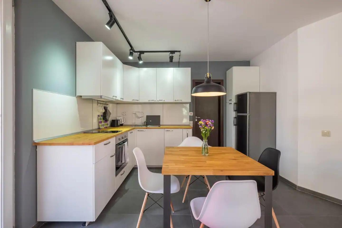 Industrial Look Apartment Top Centre + Free Parking