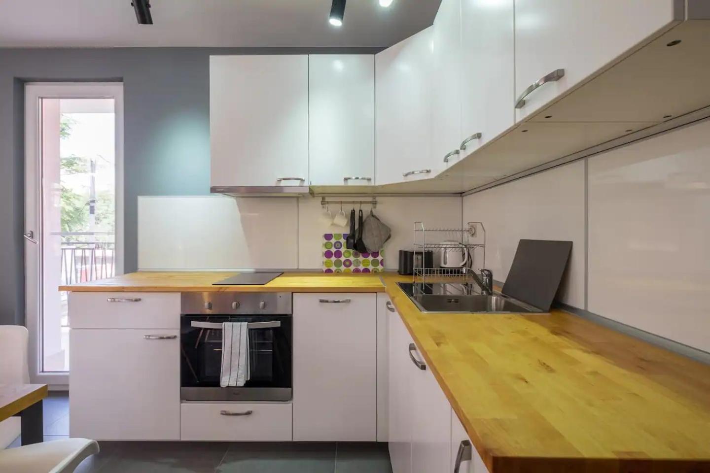 Industrial Look Apartment Top Centre + Free Parking