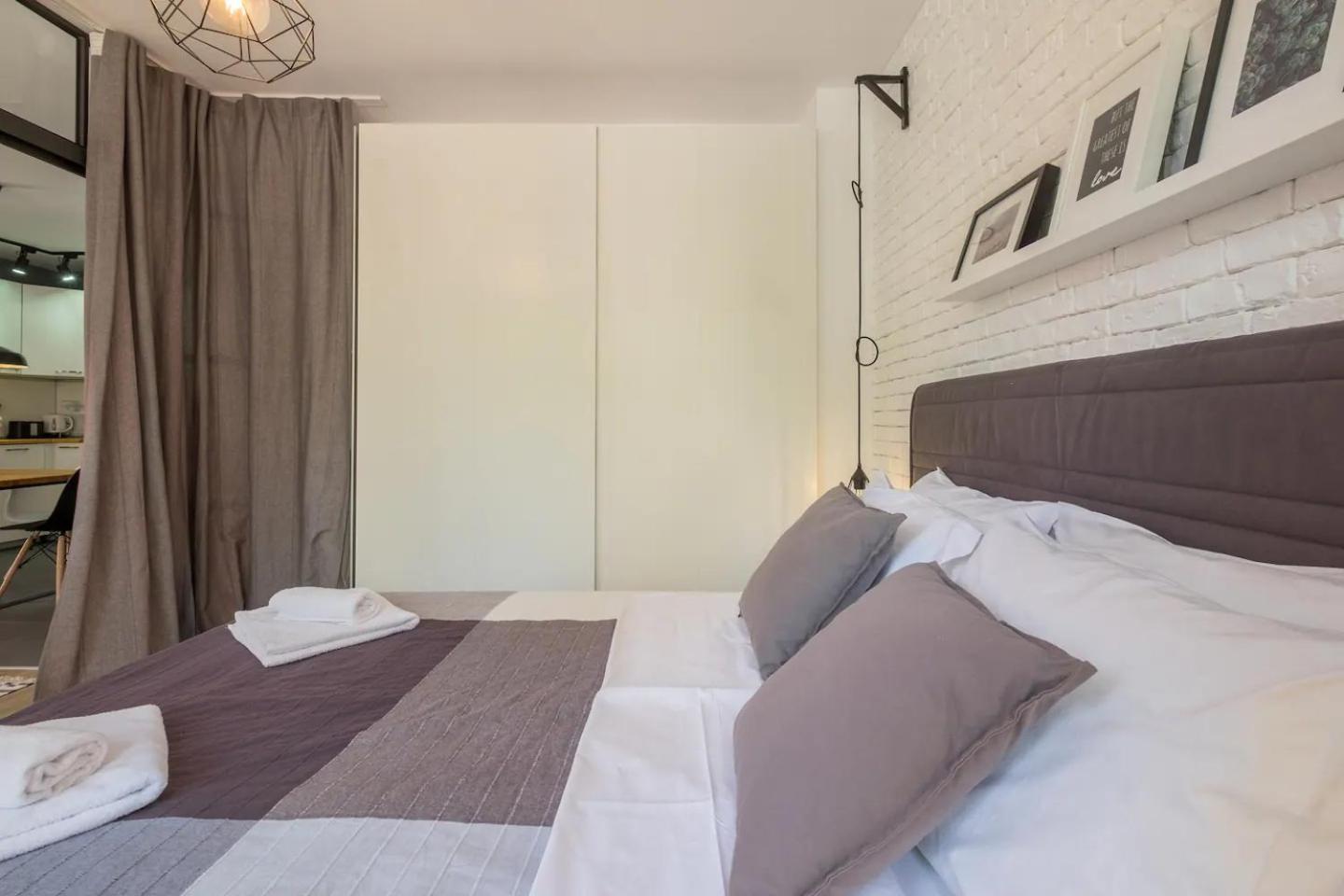 Industrial Look Apartment Top Centre + Free Parking