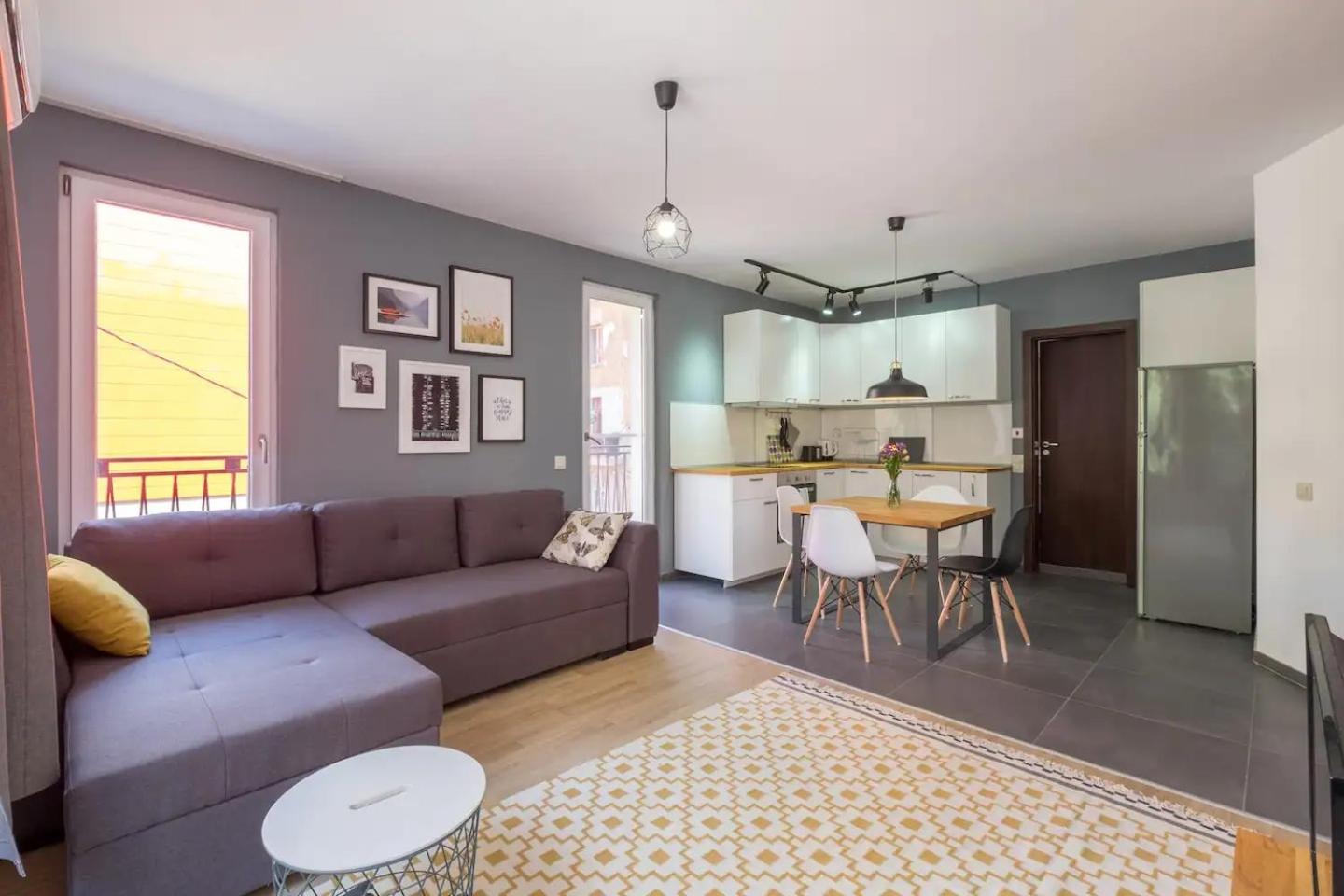 Industrial Look Apartment Top Centre + Free Parking