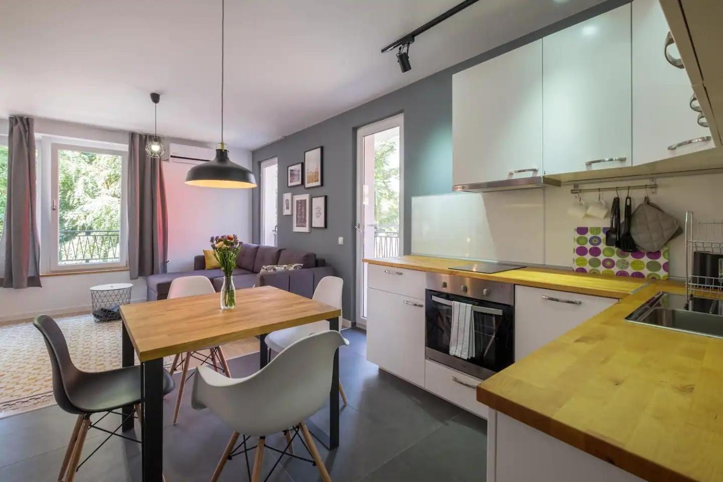 Industrial Look Apartment Top Centre + Free Parking