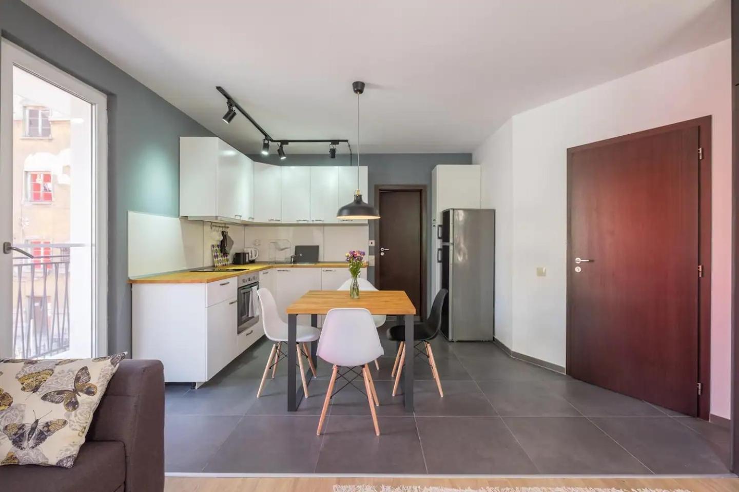 Industrial Look Apartment Top Centre + Free Parking
