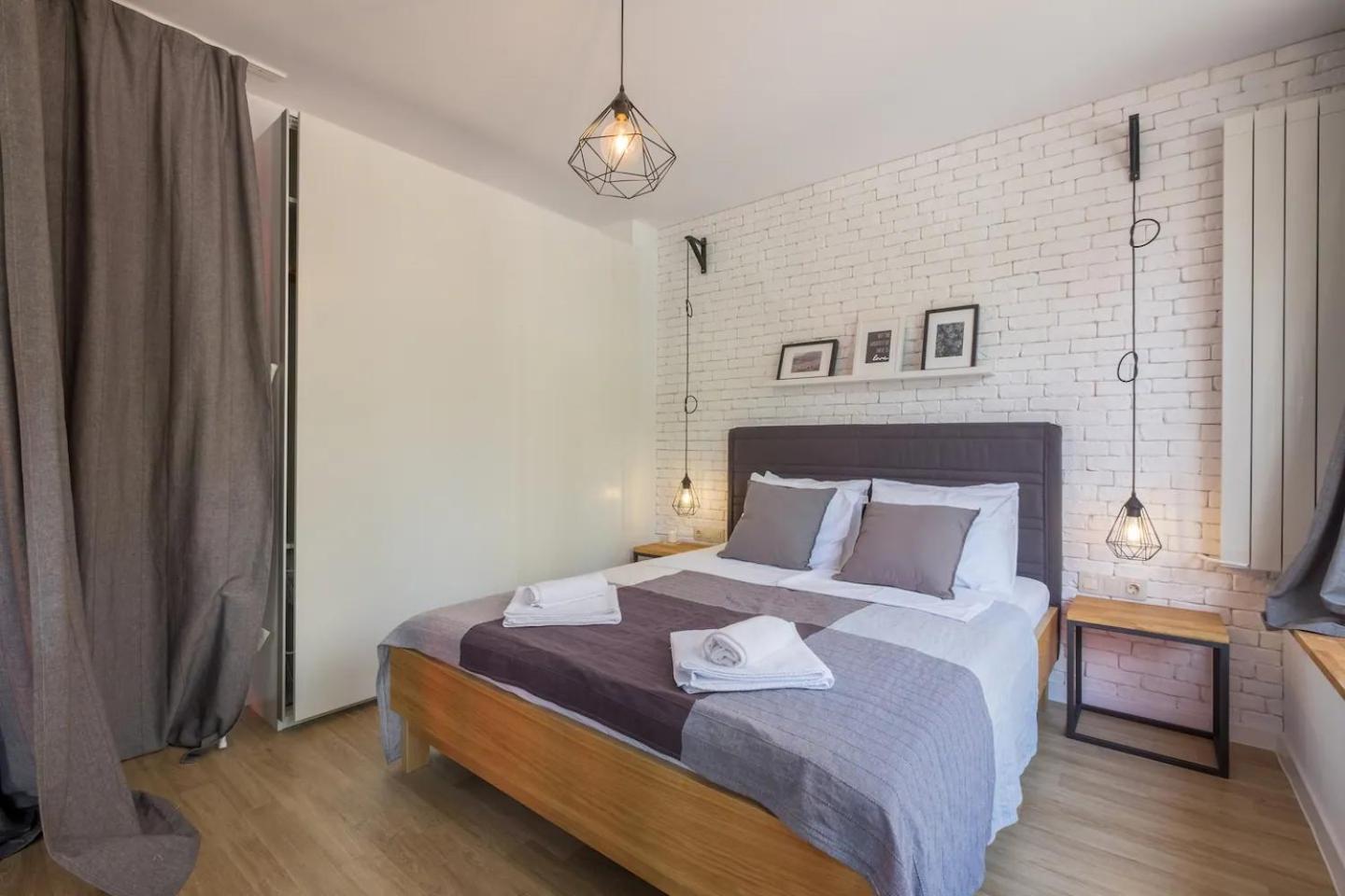Industrial Look Apartment Top Centre + Free Parking