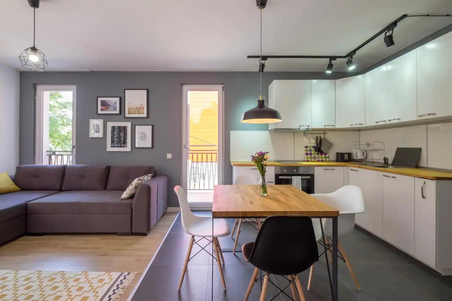 Industrial Look Apartment Top Centre + Free Parking