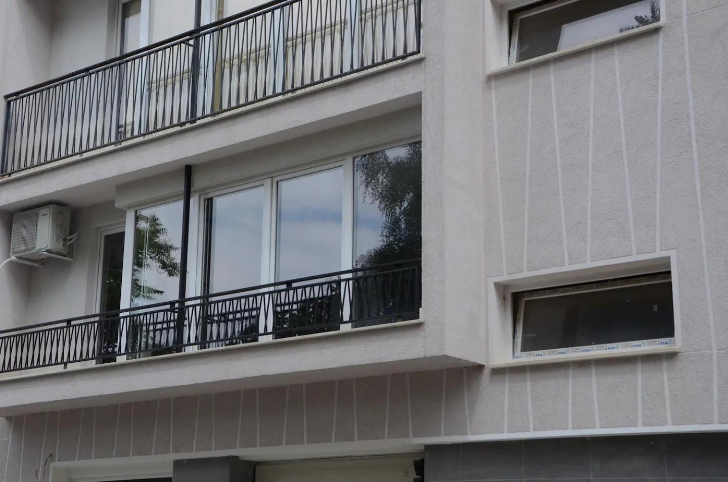 Industrial Look Apartment Top Centre + Free Parking
