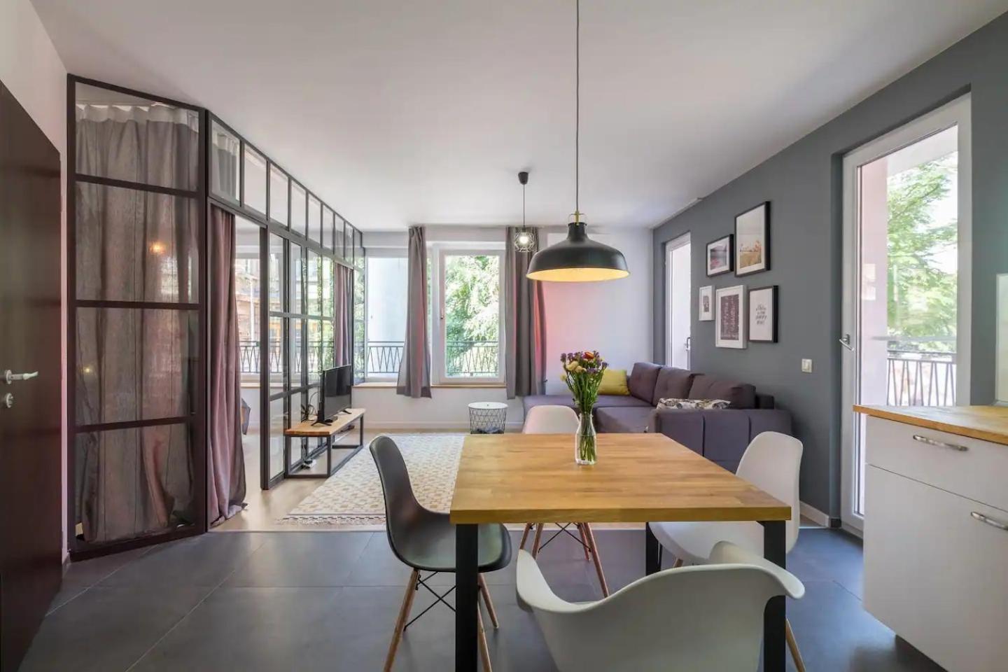 Industrial Look Apartment Top Centre + Free Parking