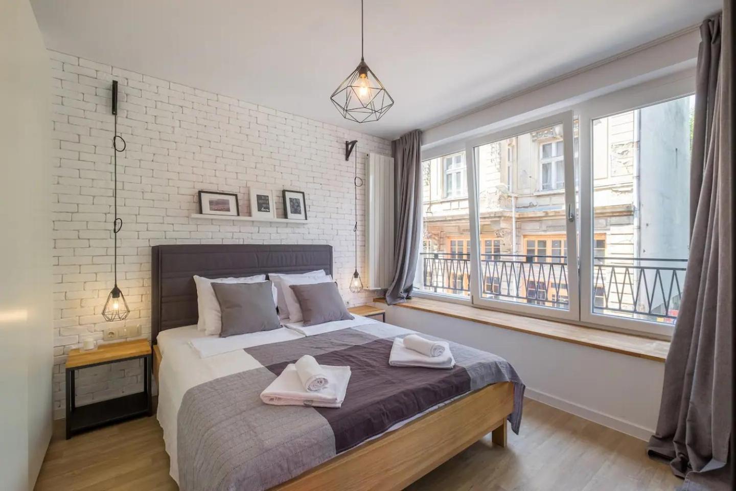 Industrial Look Apartment Top Centre + Free Parking