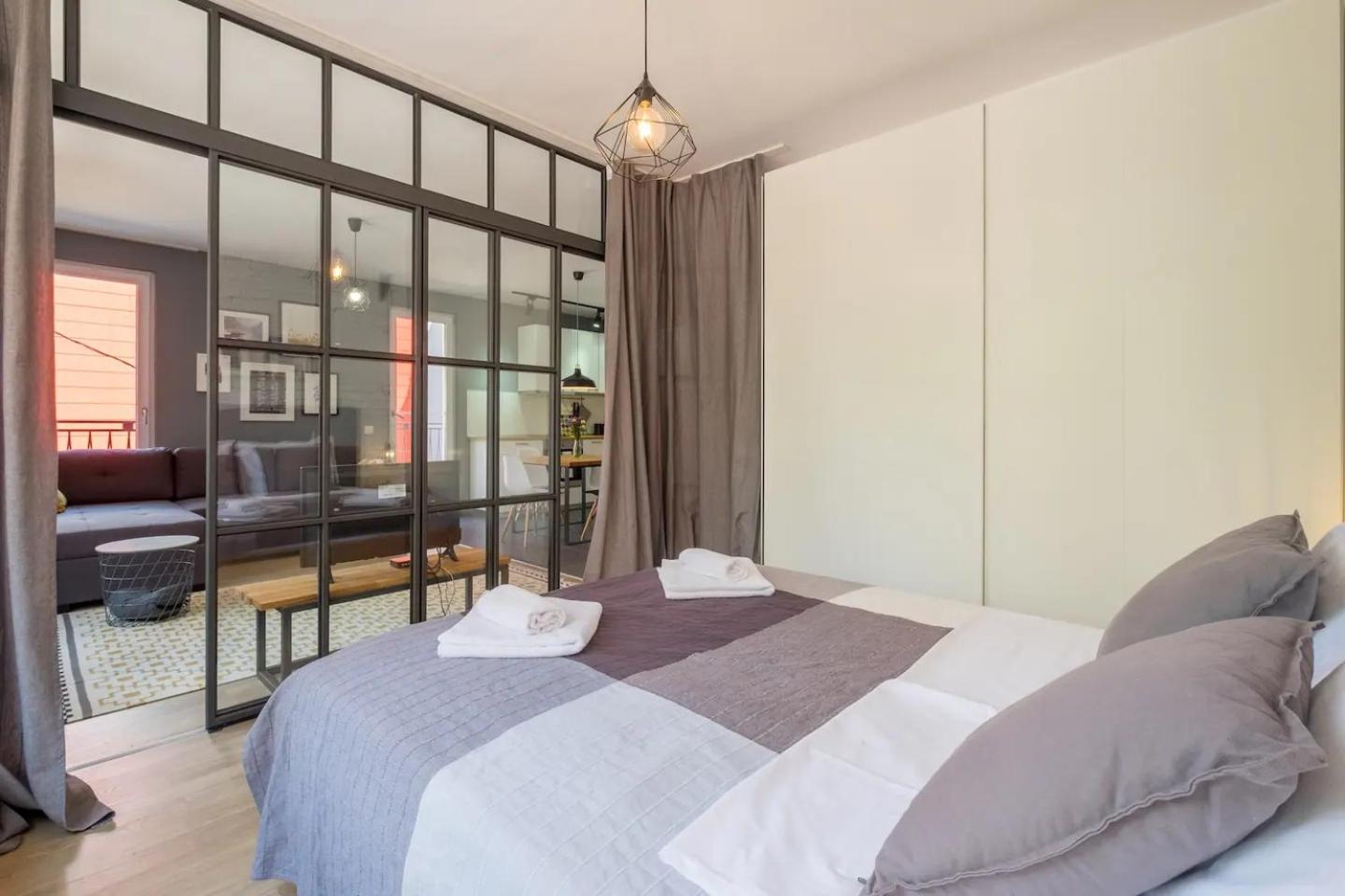 Industrial Look Apartment Top Centre + Free Parking