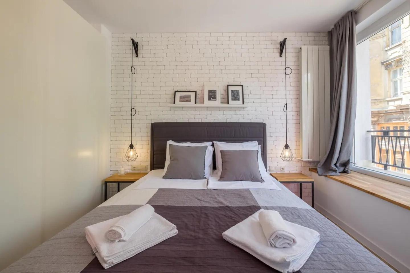 Industrial Look Apartment Top Centre + Free Parking