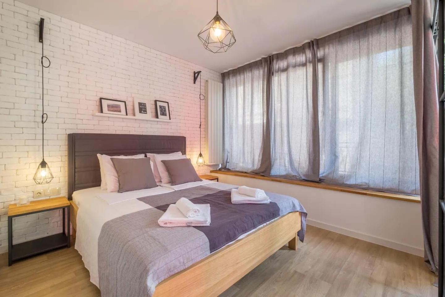 Industrial Look Apartment Top Centre + Free Parking