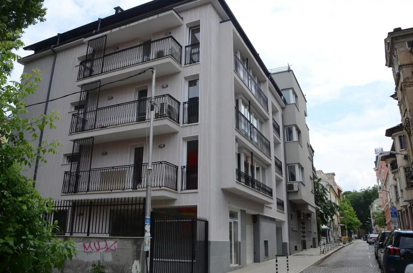 Industrial Look Apartment Top Centre + Free Parking