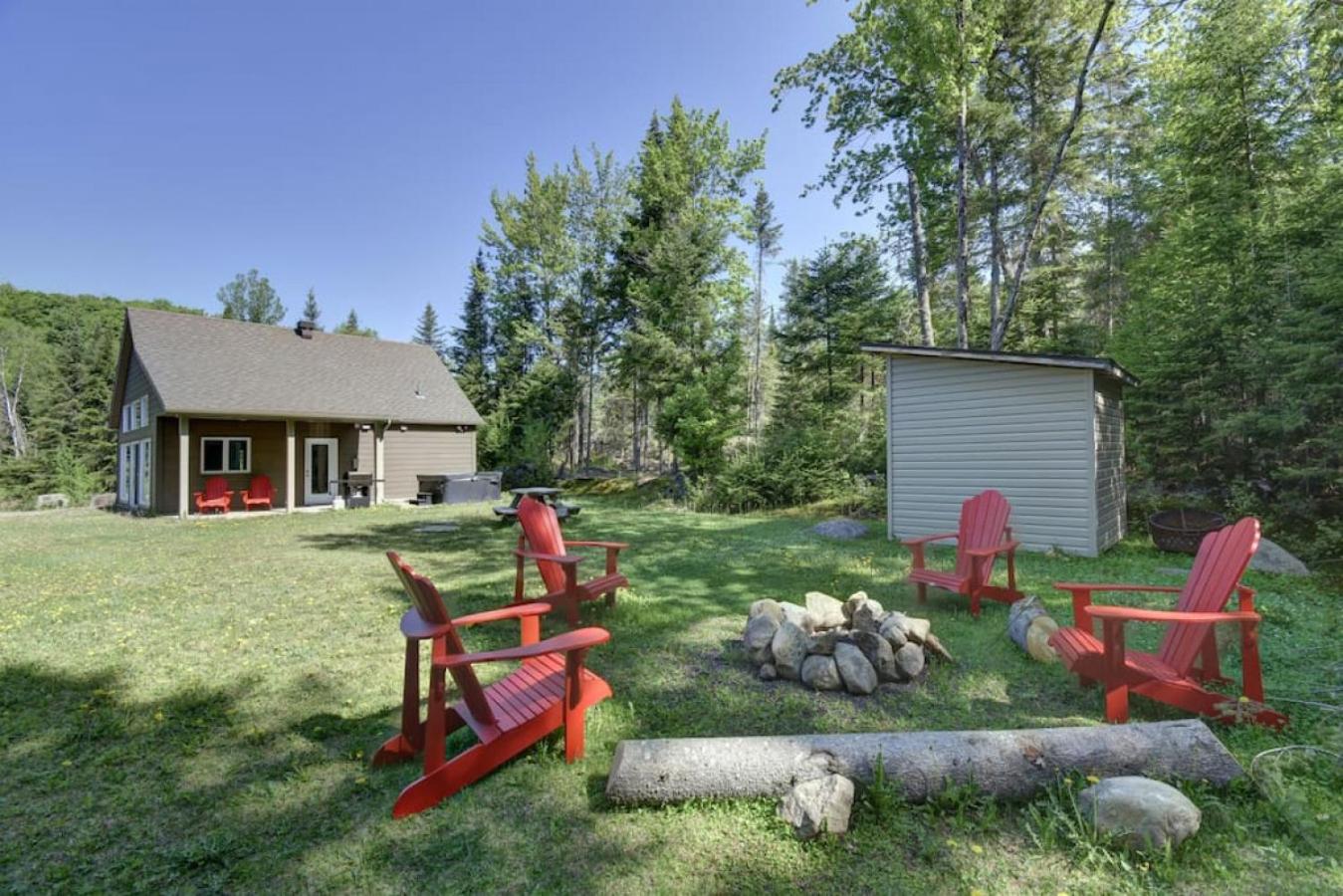 46 Impasse - Lac Superior Getaway 3BR Home w Hot Tub