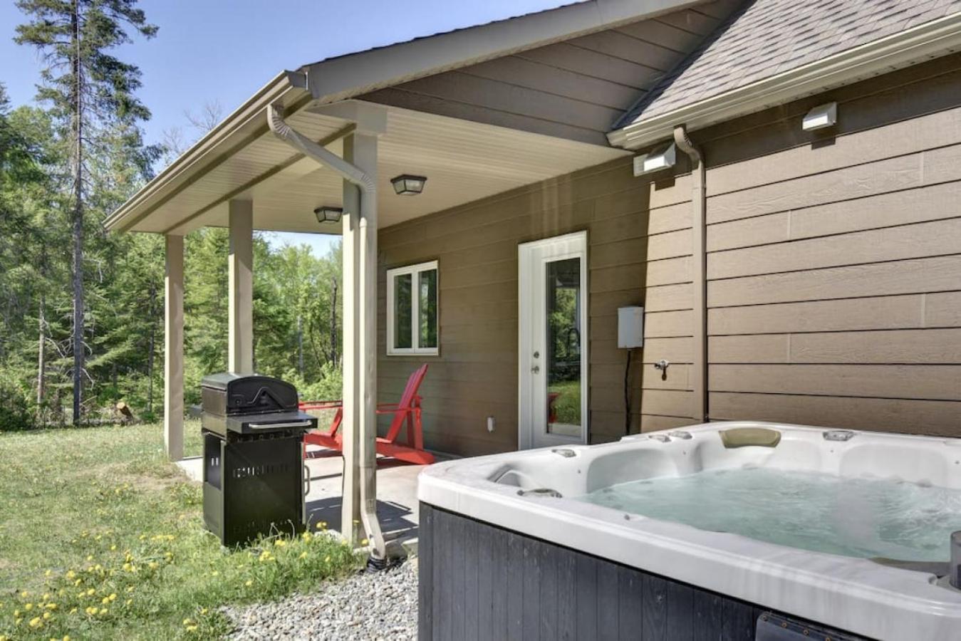 46 Impasse - Lac Superior Getaway 3BR Home w Hot Tub