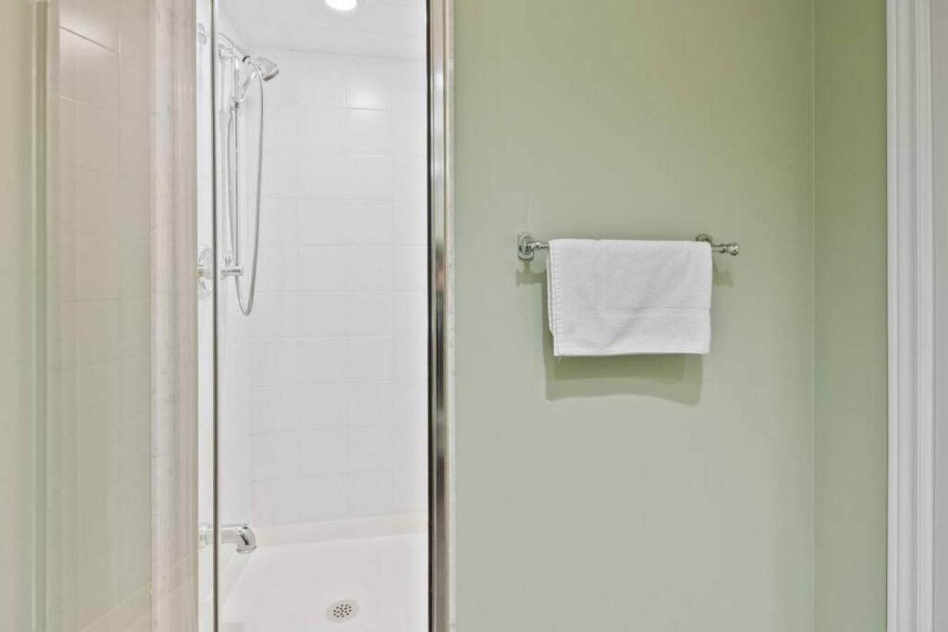 3BR Bright Mountain View Condo at Blue on Monterra