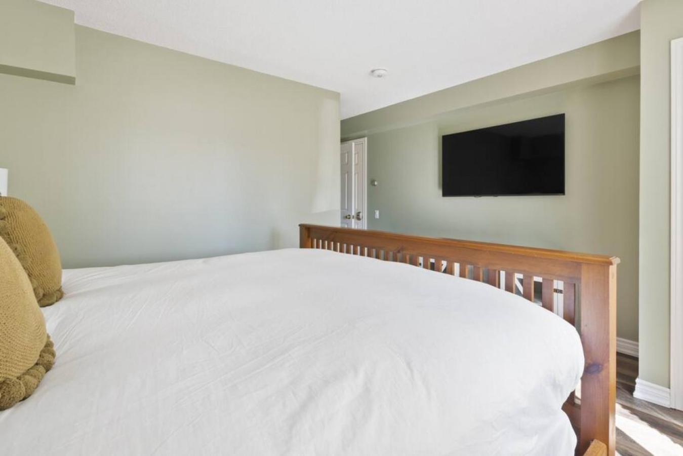 3BR Bright Mountain View Condo at Blue on Monterra