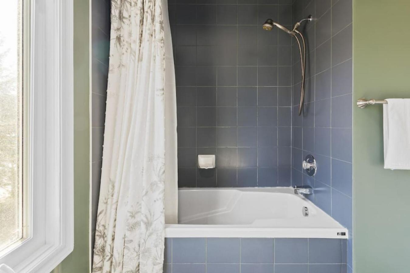 3BR Bright Mountain View Condo at Blue on Monterra