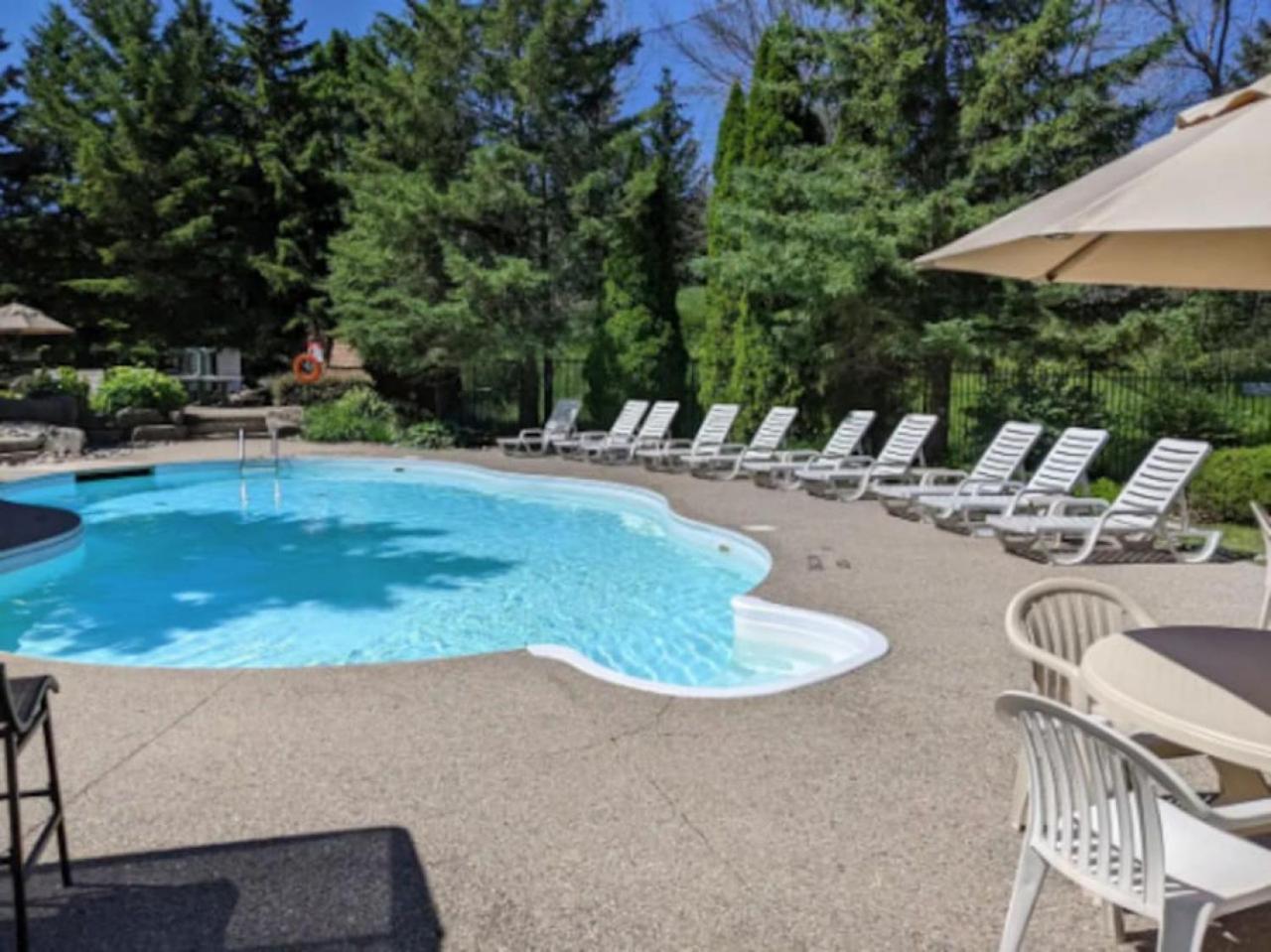 3BR Bright Mountain View Condo at Blue on Monterra