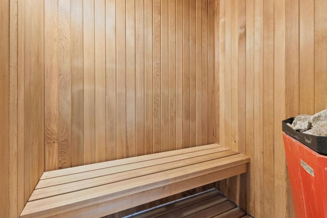 4 Bedrm Blue Mtn Condo w Sauna on Golf Course