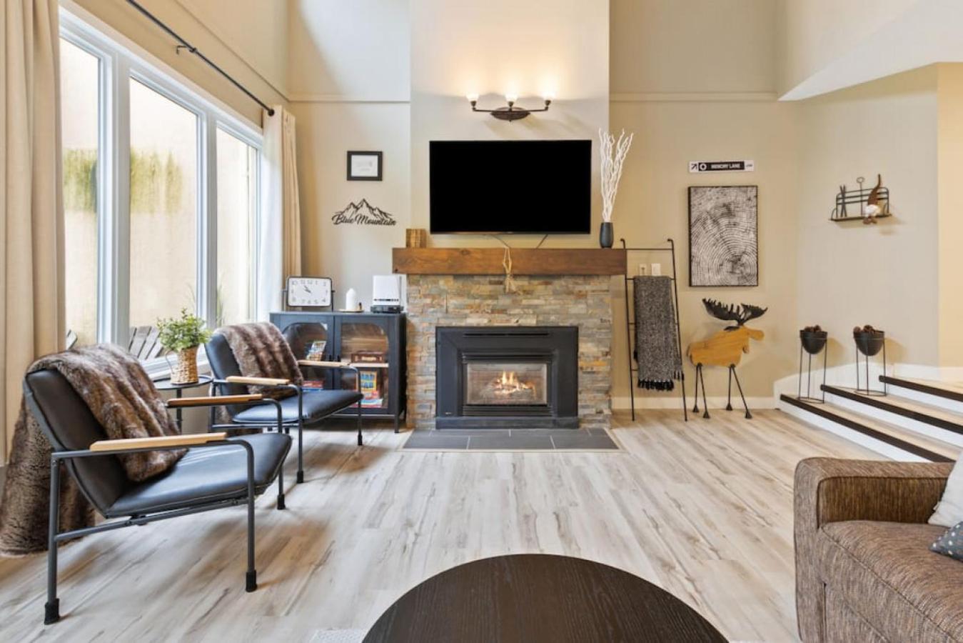 4 Bedrm Blue Mtn Condo w Sauna on Golf Course