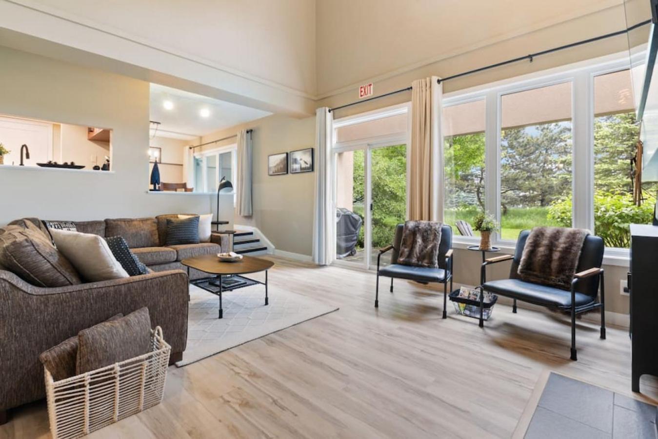 4 Bedrm Blue Mtn Condo w Sauna on Golf Course