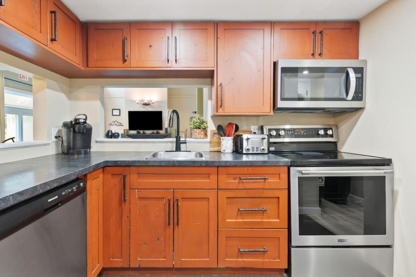 4 Bedrm Blue Mtn Condo w Sauna on Golf Course