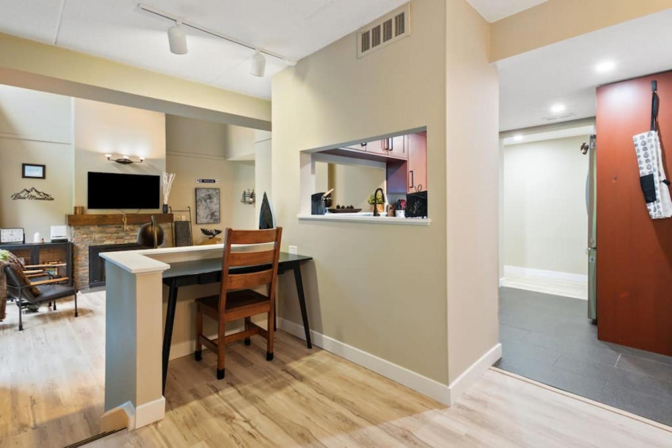 4 Bedrm Blue Mtn Condo w Sauna on Golf Course