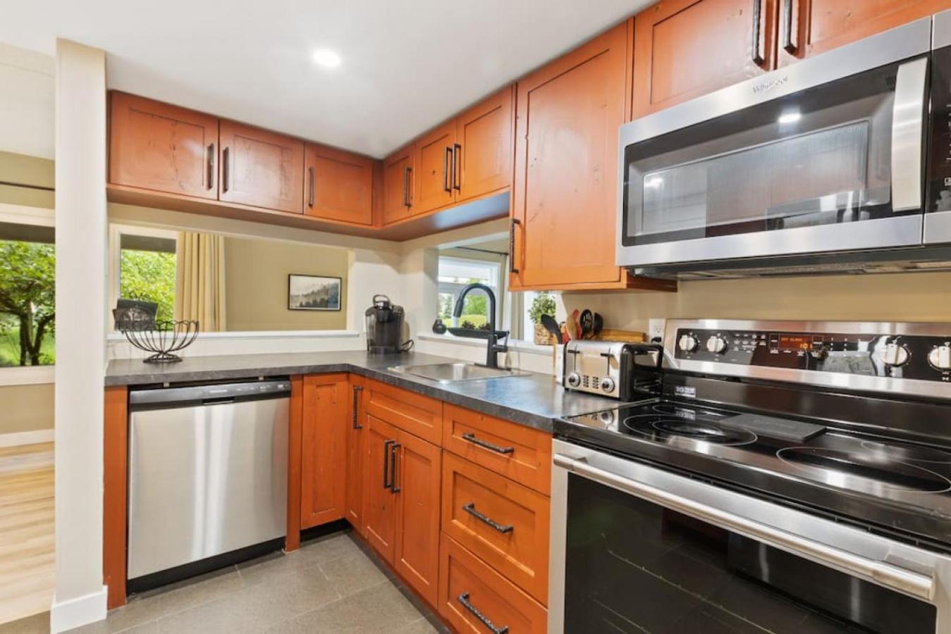 4 Bedrm Blue Mtn Condo w Sauna on Golf Course