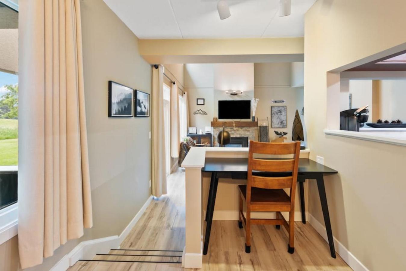 4 Bedrm Blue Mtn Condo w Sauna on Golf Course