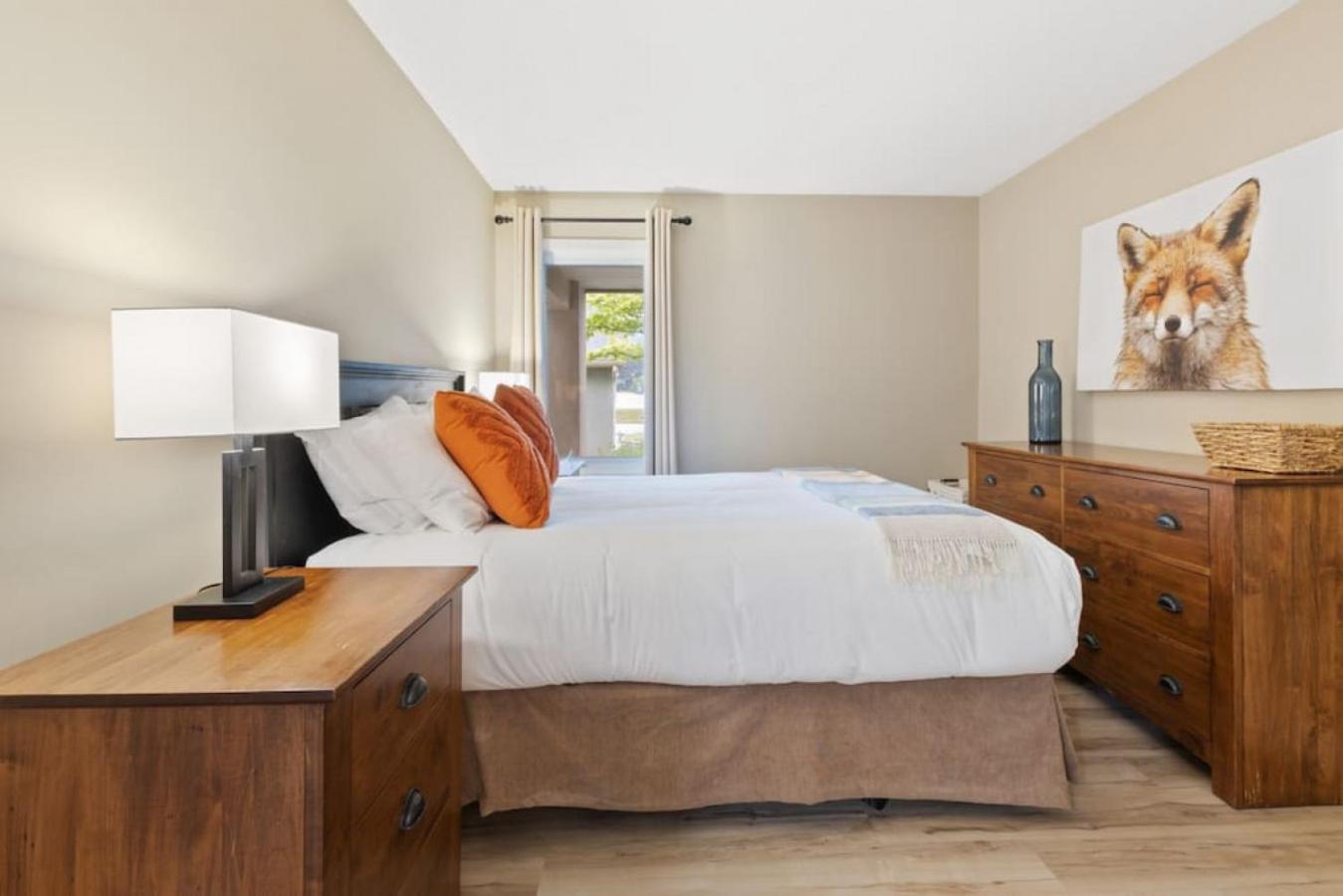 4 Bedrm Blue Mtn Condo w Sauna on Golf Course
