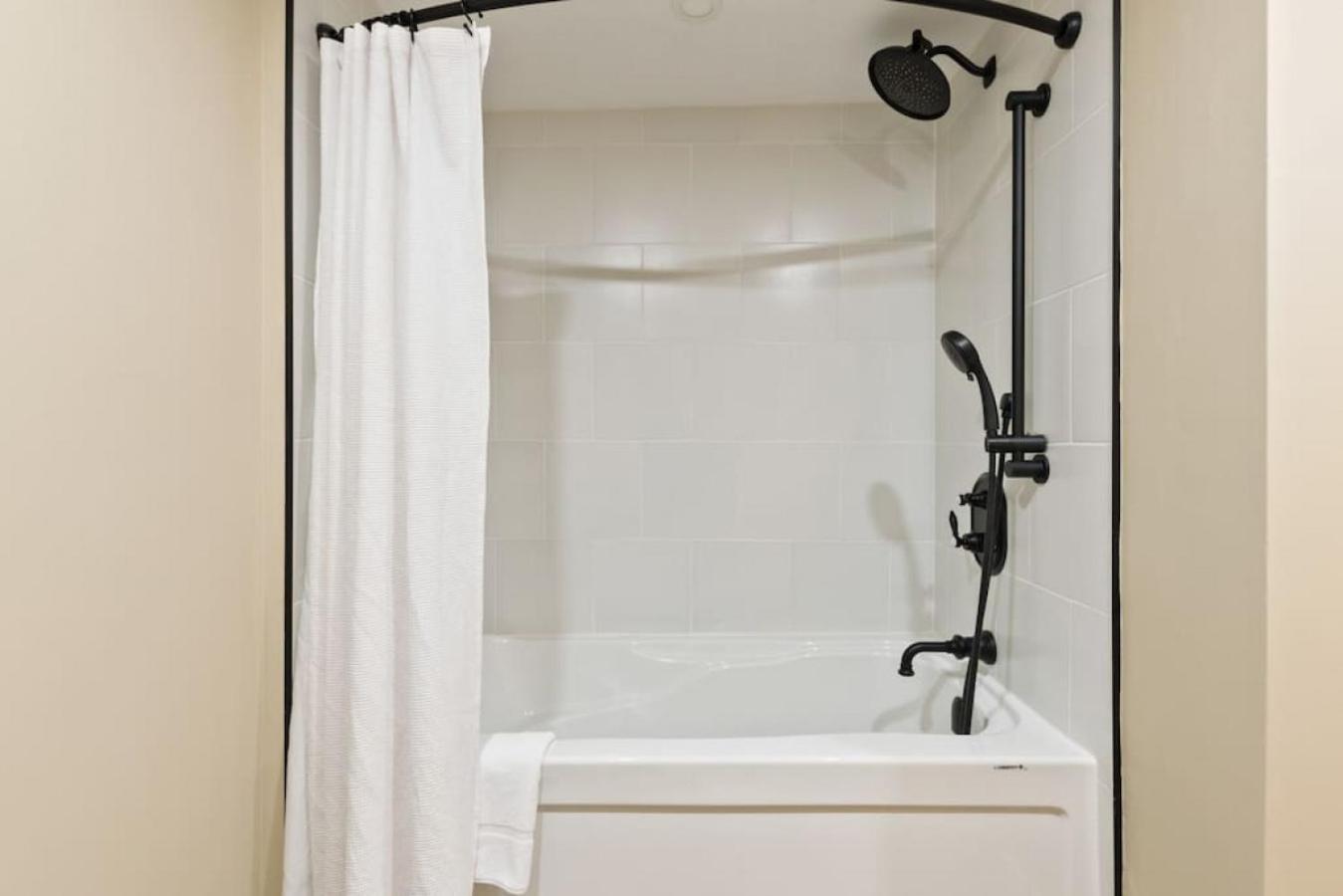 4 Bedrm Blue Mtn Condo w Sauna on Golf Course