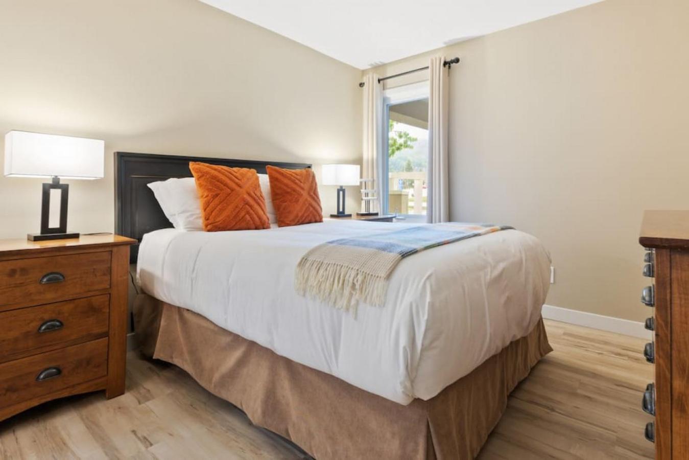 4 Bedrm Blue Mtn Condo w Sauna on Golf Course