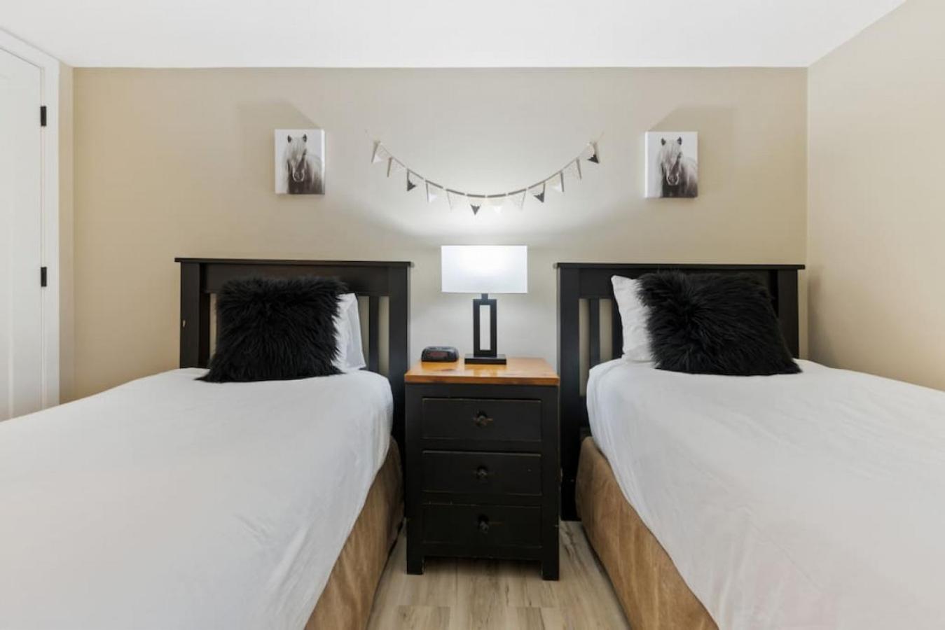 4 Bedrm Blue Mtn Condo w Sauna on Golf Course