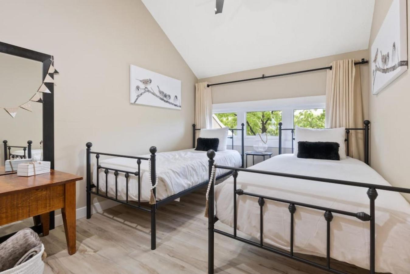 4 Bedrm Blue Mtn Condo w Sauna on Golf Course