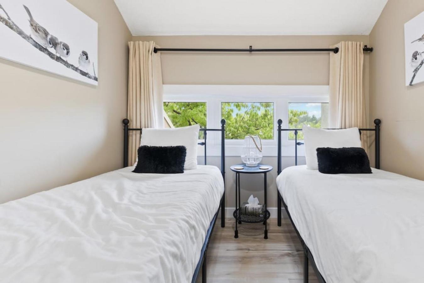4 Bedrm Blue Mtn Condo w Sauna on Golf Course