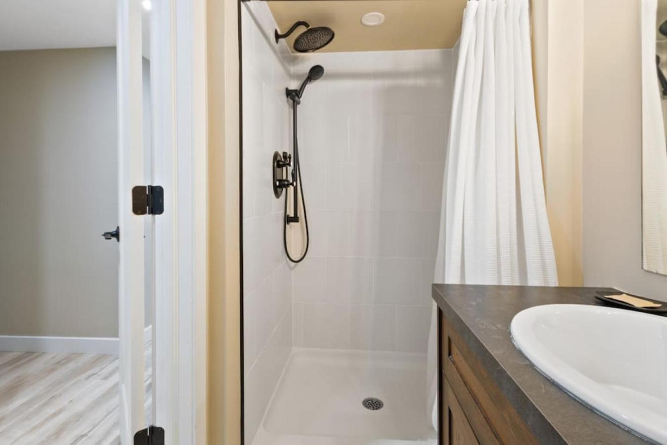 4 Bedrm Blue Mtn Condo w Sauna on Golf Course