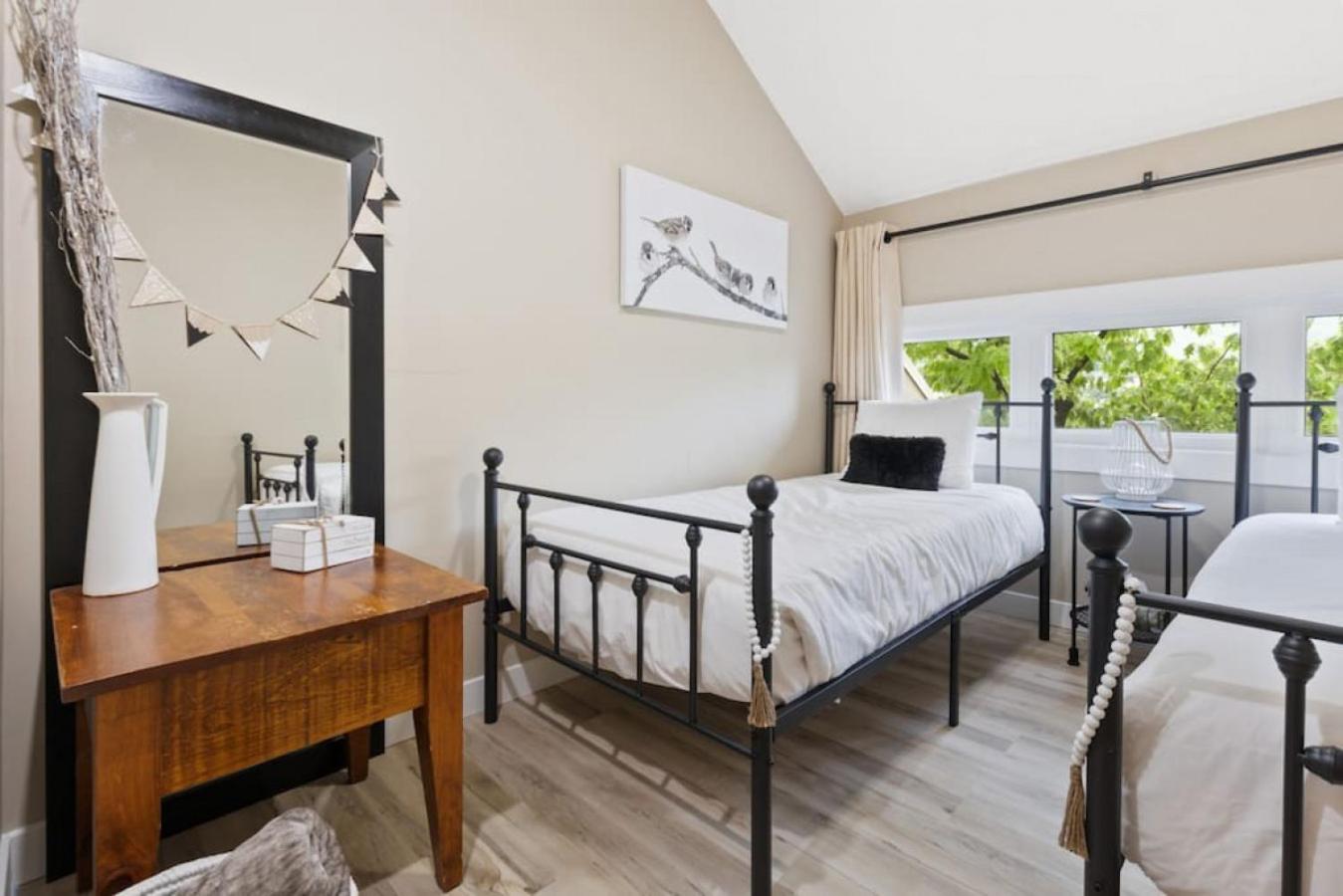 4 Bedrm Blue Mtn Condo w Sauna on Golf Course